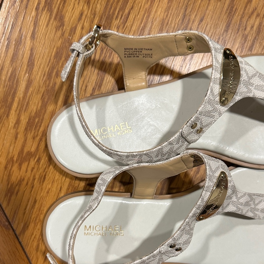 *MICHAEL KORS* Cream x Tan Logo Print MK Plate Sandals Size 9.5 - Picture 11 of 13